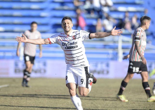 Juan Manuel García celebra el gol ante Vélez.