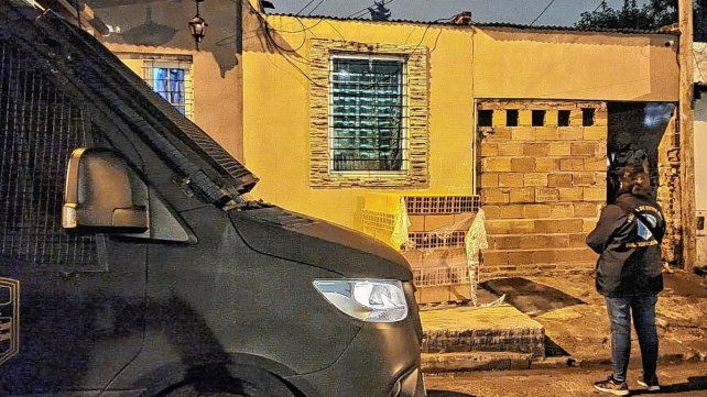 Toxicología allanó viviendas por narcomenudeo en Villa Almendral de Paraná. Secuestraron droga y una mujer fue detenida. Tenía domiciliaria por narcotráfico.