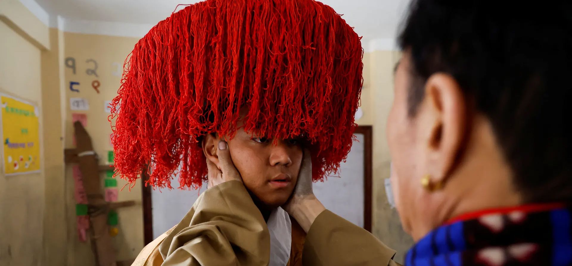 Un hombre tibetano con tocado tradicional se prepara para conmemorar Losar, el año nuevo tibetano. Fotografía: Navesh Chitrakar/Reuters