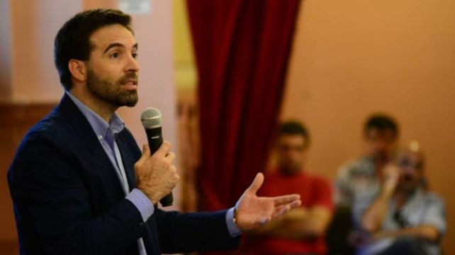 Damián Verzeñassi disertando en la Cámara de Diputados de Entre Ríos.&nbsp;