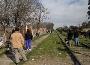 Identifican al hombre hallado sin vida en las vías e investigan homicidio