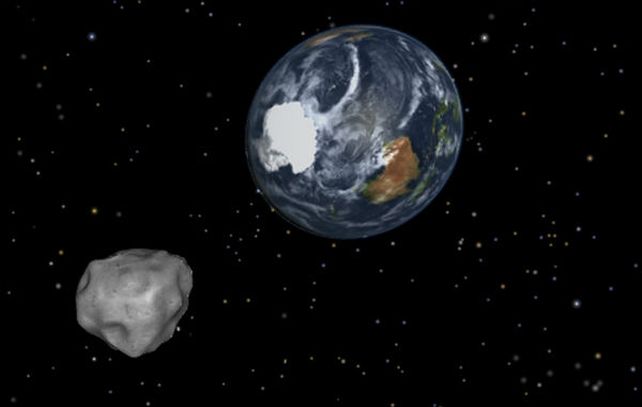 Muy cerca. Ilustración digital de la Nasa del asteroirde DA14 en su paso cerca de la Tierra
