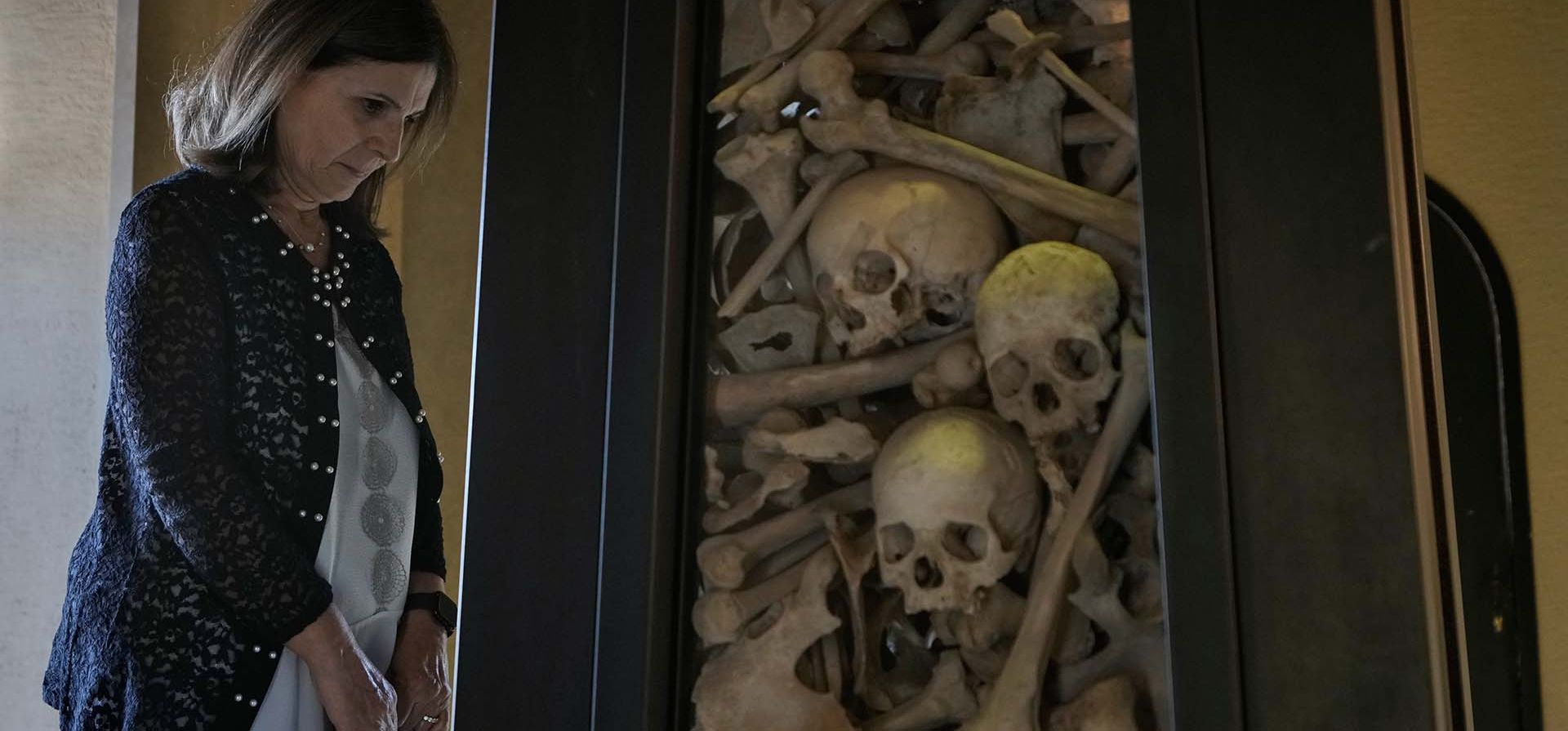 Una mujer libanesa de ascendencia armenia reza junto a los restos de personas asesinadas por los turcos otomanos durante la Primera Guerra Mundial en 1915, dentro del Patriarcado Armenio en Antelias, al norte de Beirut, Líbano, el domingo 23 de noviembre de 2025. (Foto AP/Bilal Hussein) Una mujer libanesa de ascendencia armenia reza junto a los restos de personas asesinadas por los turcos otomanos durante la Primera Guerra Mundial en 1915, dentro del Patriarcado Armenio en Antelias, al norte de Beirut, Líbano, el domingo 23 de noviembre de 2025. (Foto AP/Bilal Hussein)