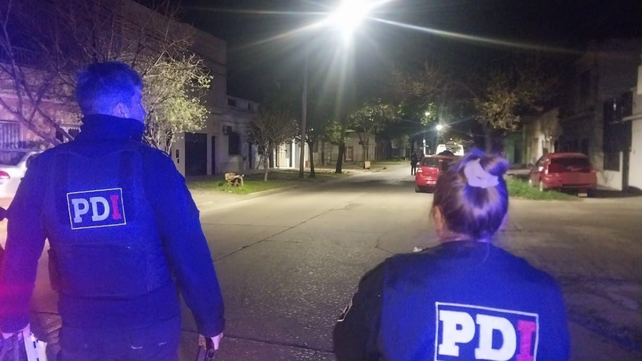 Personal de PDI trabaja en el lugar donde se produjo la balacera en barrio Bella Vista. 