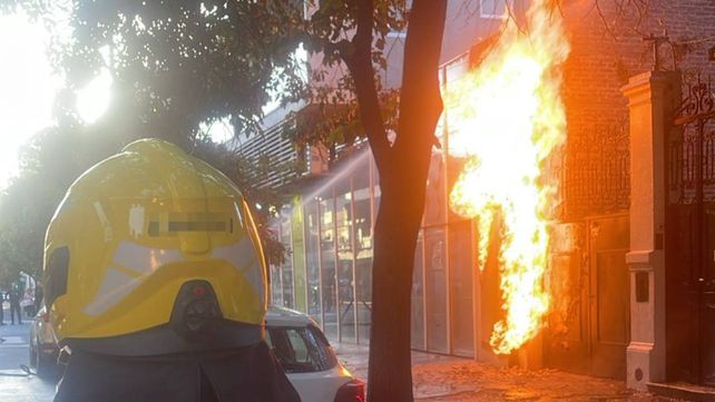 El incendio sobre Tucumán y Alvear generó preocupación a primera hora del día.