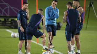 Recalculando. El DT de la selección argentina Lionel Scaloni dialoga con sus jugadores en la práctica previa al decisivo cotejo ante México. Messi participa de la charla con Gómez, De Paul y Paredes.