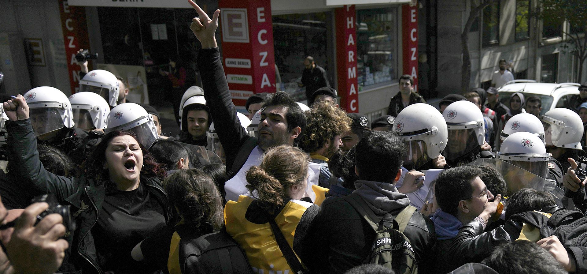 Manifestantes se pelean con la policía antidisturbios mientras protestan el Día del Trabajo en Estambul, Turquía, el lunes 1 de mayo de 2023. (Foto AP/Khalil Hamra)