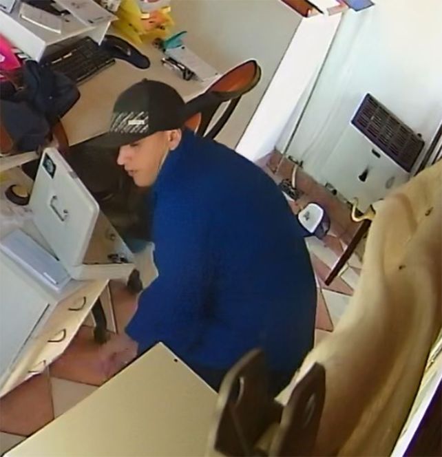 El delincuente prófugo quedó registrado por las cámaras de seguridad del lugar.