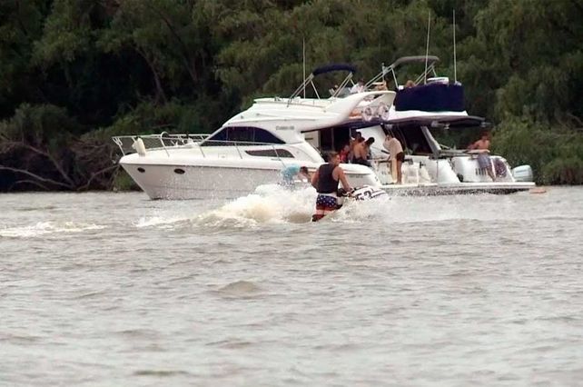 Buscan a un chico que se cayó de un barco en una fiesta en Tigre