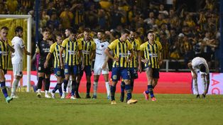 Los futbolistas canallas muestran su desencanto tras el empate contra Colón.
