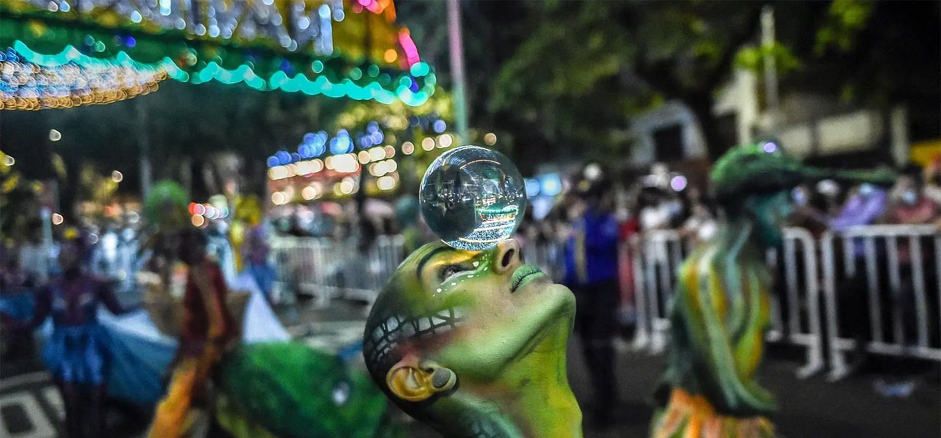 Participantes de una murga actúan durante el desfile de Mitos y Leyendas en Antioquia, Medellín, Colombia.