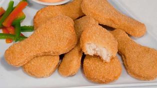 Alertan a consumidores por “muslitos congelados formados a base de pollo rebozado”, marca Coto