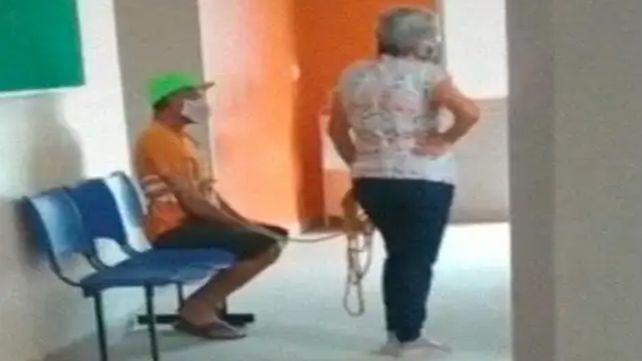 Video: ató a su marido con una soga y lo llevó a vacunarse contra el coronavirus