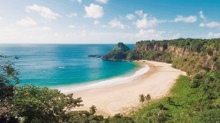 La playa brasileña escondida entre acantilados que enamora a viajeros de todo el mundo