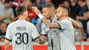 Lionel Messi festeja con Mbappé, autor de un triplete, y Neymar que marcó dos.
