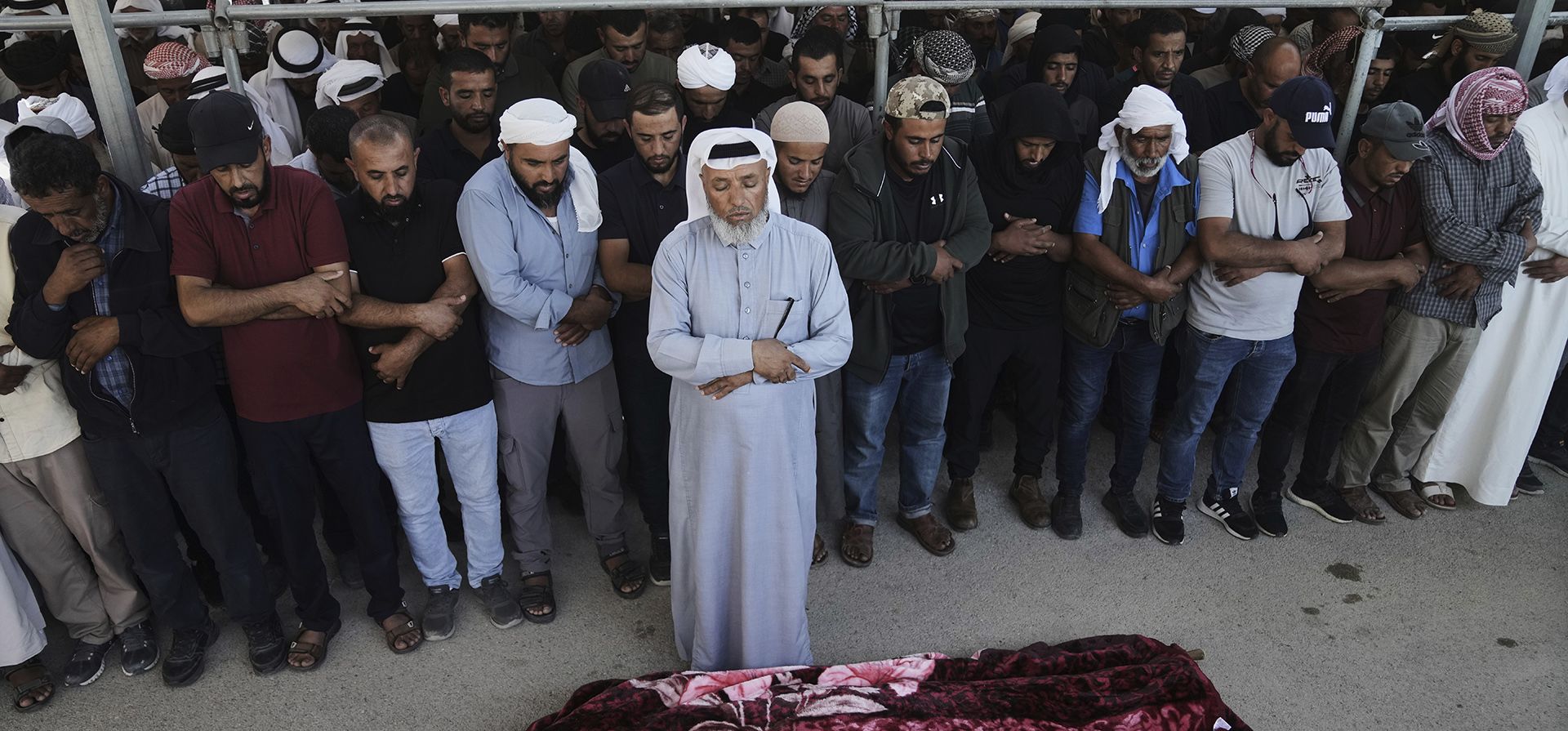 Dolientes rezan durante el funeral de la activista palestina Awdah Al Hathaleen, asesinada por un colono israelí según funcionarios sanitarios palestinos, en la aldea beduina de Umm al-Khair, en Cisjordania, el jueves 7 de agosto de 2025. (Foto AP/Mahmoud Illean) Dolientes rezan durante el funeral de la activista palestina Awdah Al Hathaleen, asesinada por un colono israelí según funcionarios sanitarios palestinos, en la aldea beduina de Umm al-Khair, en Cisjordania, el jueves 7 de agosto de 2025. (Foto AP/Mahmoud Illean)