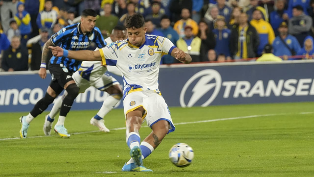 Alejo Veliz patea el penal