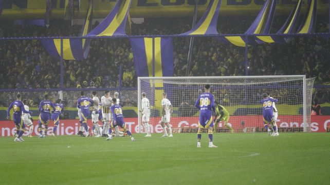 Lema ya pateó y Broun ve como se le mete. Fue el primero de Boca sobre Central