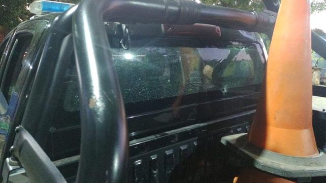 Ocho delincuentes armados balearon con una ametralladora a un patrullero en zona sur