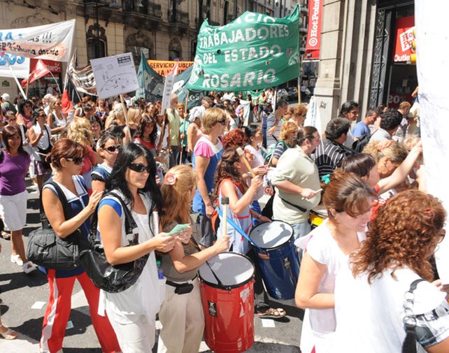 Los maestros y estatales piden recomposición real del salario y el doble aguinaldo