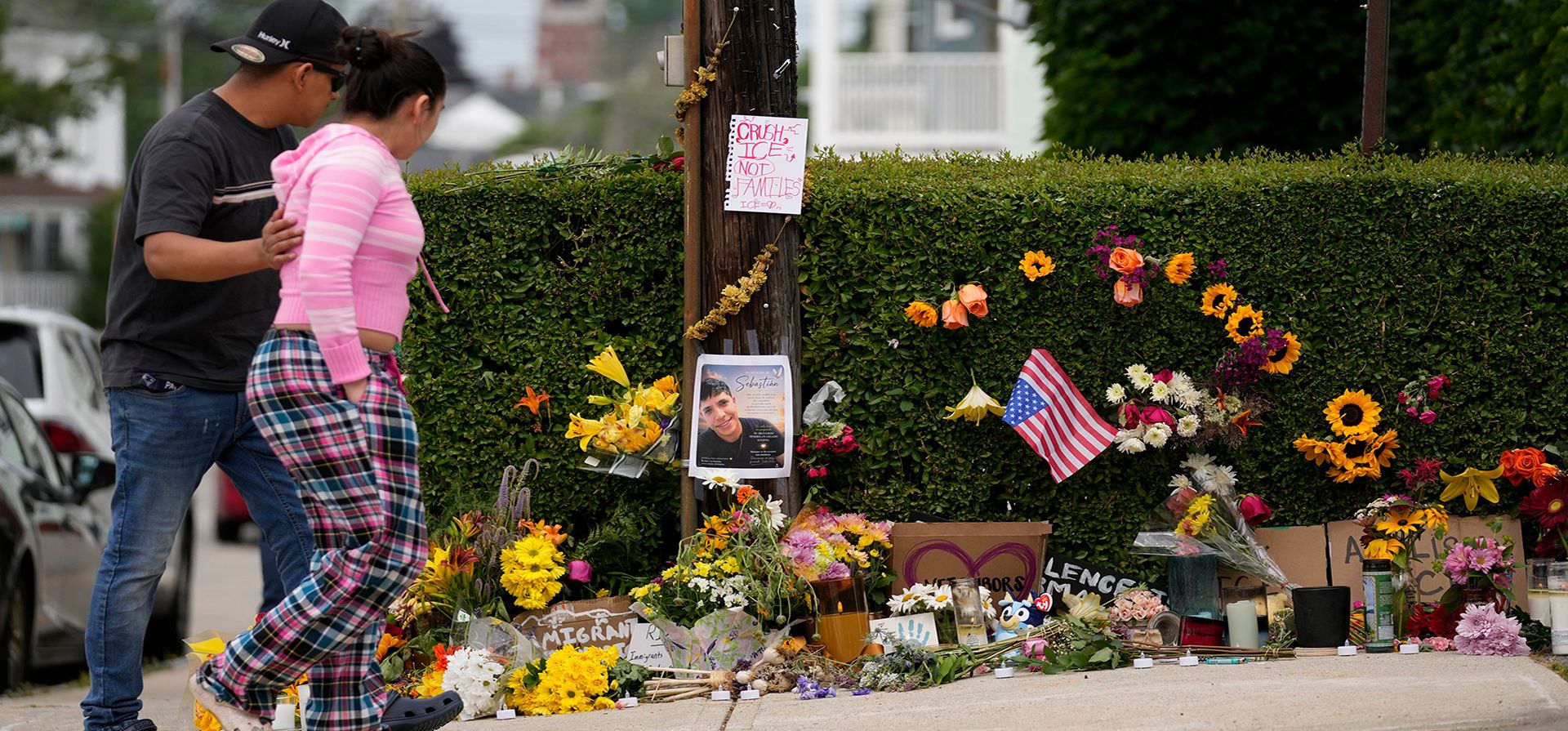 Unas personas pasan junto a un memorial improvisado para un colombiano muerto a tiros por agentes del ICE, el 14 de julio de 2026 en Biddeford, Maine. (Foto AP/Robert F. Bukaty) Unas personas pasan junto a un memorial improvisado para un colombiano muerto a tiros por agentes del ICE, el 14 de julio de 2026 en Biddeford, Maine. (Foto AP/Robert F. Bukaty)