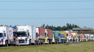 La postal de todos los años: la congestión de camiones por la cosecha gruesa.&nbsp; 