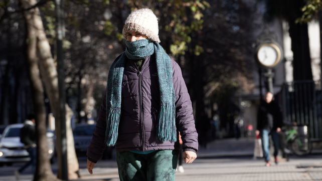 Gorro y bufanda para hacerle frente al frío en la ciudad ya que el tiempo no dará tregua.