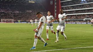 Borr&eacute; festeja con sus compa&ntilde;eros lo que fue el primer gol del Millonario.