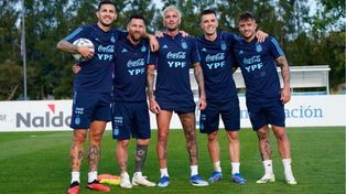 Lio, feliz, junto a sus viejos compañeros Paredes, De Paul y Lo Celso, y al recién llegado Pablo Maffeo