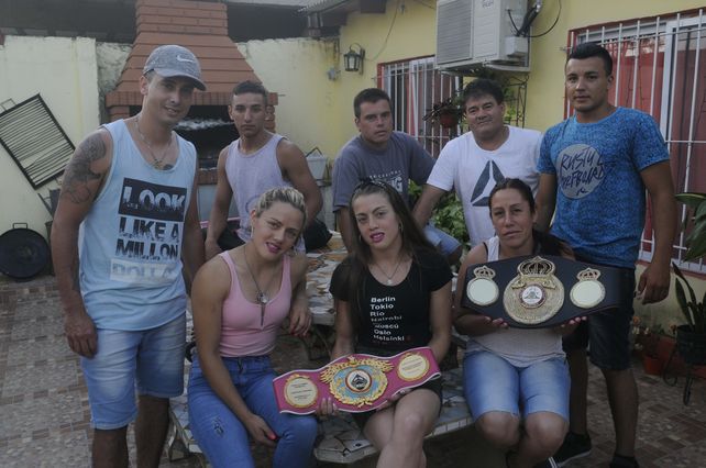 La Bonita Bermúdez baja del andamio y se sube al ring