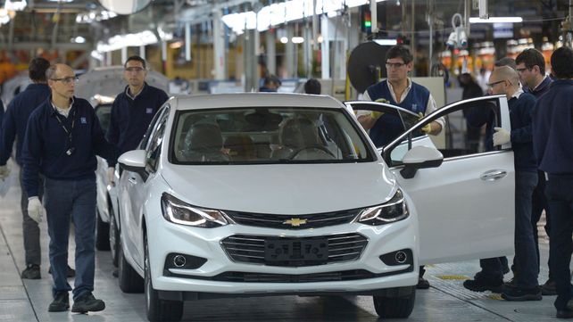 Alberto Fernández prometió ayudar a los trabajadores de GM