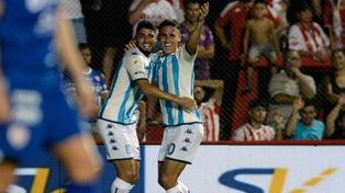 Rojas y todo Racing festejan el gol que empezaba a inclinar la balanza ante Unión, en Santa Fe.
