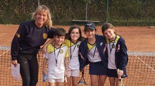 Minitenis en GER. María Julia Sesma junto a los chicos de Gimnasia y Esgrima Rosario.