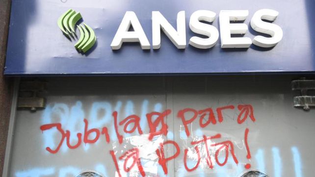 Las fotos de las pintadas con aerosol que ensuciaron fachadas de edificios públicos y privados