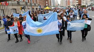 Familiares de tripulantes marcharon y exigieron la presencia de Macri