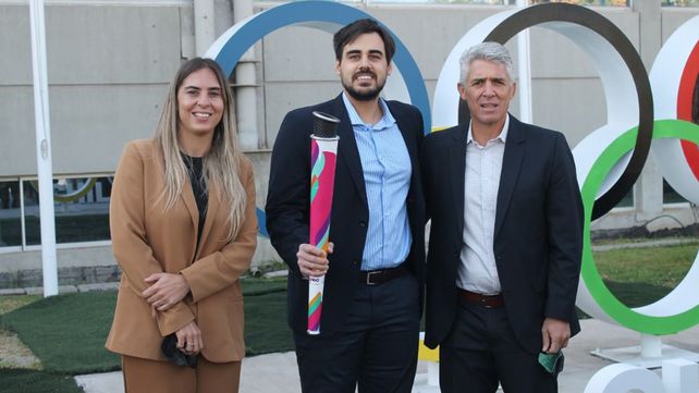 Florencia Molinero y Adrián Ghiglione flanquean a Agustín Lavalle, secretario de la embajada de Argentina en Chile, Agustín Lavalle.