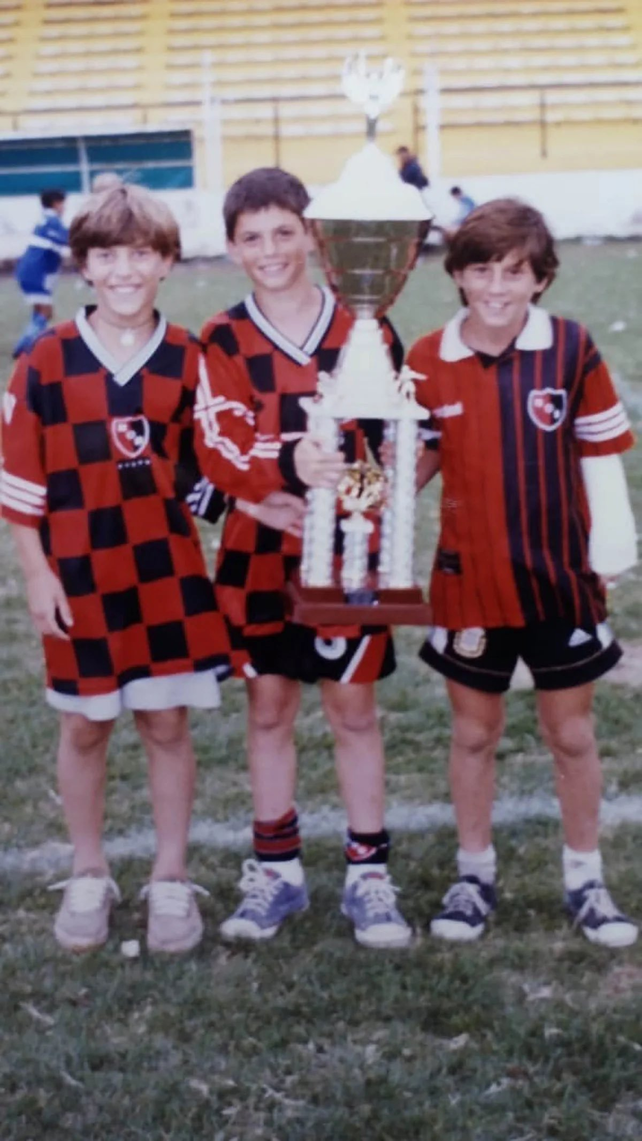 Con el trofeo. Lionel y sus compañeros