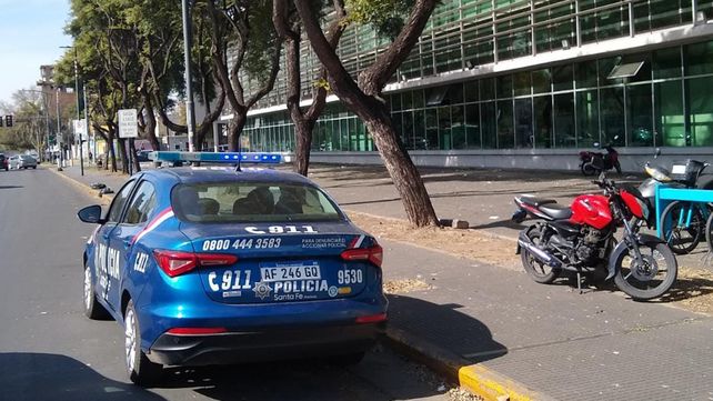 Efectivos de la Policía provincial mantian una discreta custodia externa del Hospital Clemente Alvarez, donde se recuperaban los heridos del tiroteo.