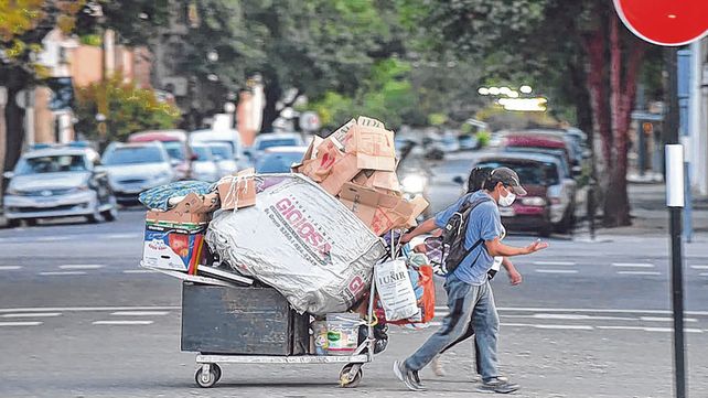 Pese al aislamiento algunos cartoneros regresaron en los últimos días a las calles obligados por la urgente necesidad de tener algún ingreso.
