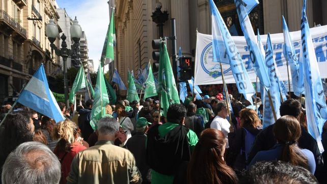 Masiva manifestación contra el gobierno nacional frente a la sede de la Bolsa de Comercio
