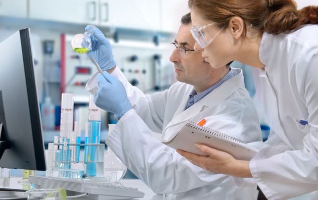 Laboratorio. El estudio abarcó muestras de 1.005 pacientes cuyo tumor no se había propagado.
