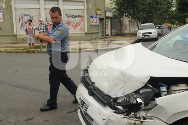 Una ambulancia volcó en un choque en Francia y Santiago del Estero