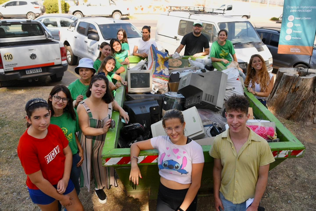 Se completó un volquete con 980 kilos de Raees, con variado material electrónico en desuso por 70 vecinos y vecinas.