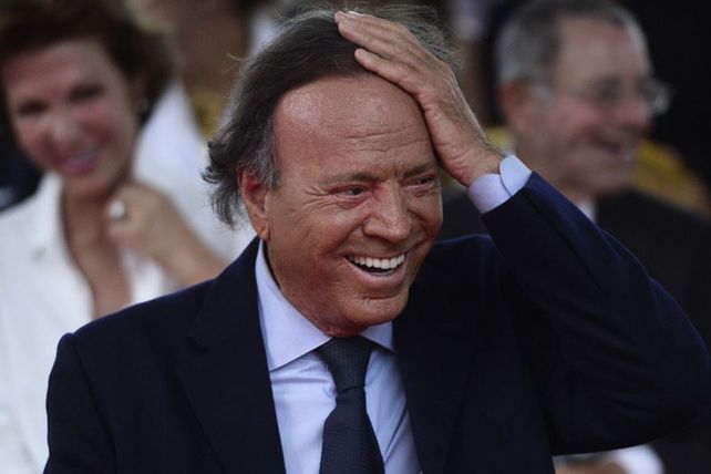 Arrancó julio y la ya tradicional catarata de memes del cantante español Julio Iglesias