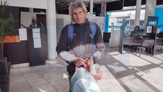 Paraná: Carlos Muñoz es vendedor ambulante y está casi ciego por glaucoma.&nbsp;