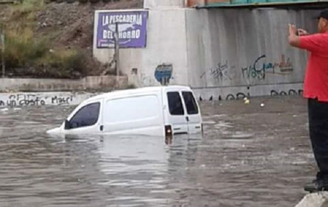 Mendoza. El agua del temporal anegó una vasta zona y un utilitario quedó atrapado
