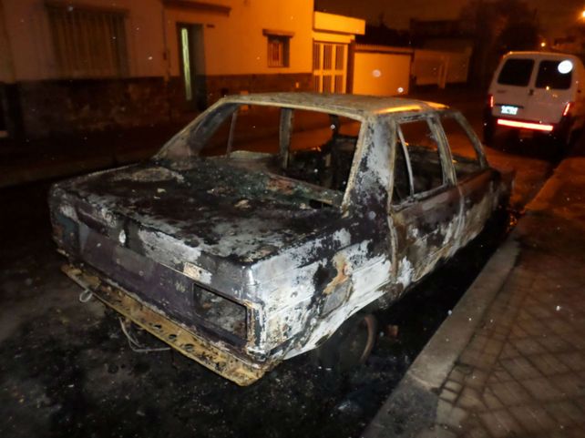 Un Renault 9 quedó consumido por las llamas en una noche en la que fueron quemados otros cuatro vehículos.