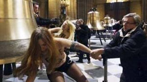 Feministas celebraron la dimisión de Benedicto XVI desnudándose en la iglesia de Notre Dame