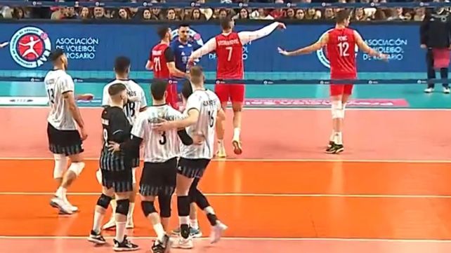 Festejo de la selección argentina masculina de voleibol ante Serbia