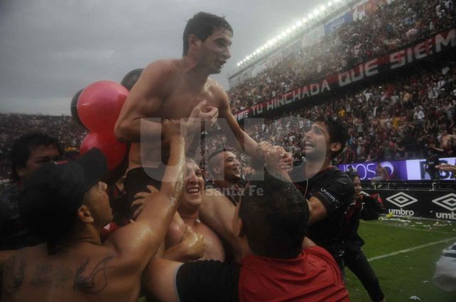 Alegría. Colón goleó a Boca Unidos y Lucas Alario es llevado en andas por los hinchas luego de ascender a Primera.